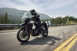 Nova Tiger 1200 baixa o assento em 3 cm ao parar, mas Triumph ainda não confirma preço no Brasil