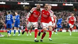Arsenal vence o Everton por 2 a 0 e chega a 21 pontos, mesma marca do City no Inglês