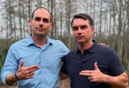 Flávio Bolsonaro estaria em Puerto Iguazú, na Argentina, para embarcar rumo aos EUA, diz Infobae