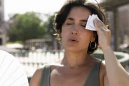 Testosterona na pós-menopausa: benefício sexual comprovado contrasta com promessas sem evidência