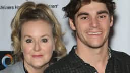 Apesar da paralisia cerebral, RJ Mitte “venceu”, diz a mãe, Dyna, após a morte do ator aos 34 anos