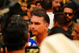 PDT, de Carlos Lupi, repudia saída de Flávio Bolsonaro para os EUA e a chama de “ilegal”