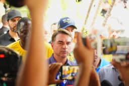 Flávio Bolsonaro cruza a fronteira às 22h50 e, 40 minutos depois, já embarca em voo para o Equador