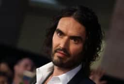 Julgamento de Russell Brand: mulher relata estupro oral em banheiro de bar em Londres