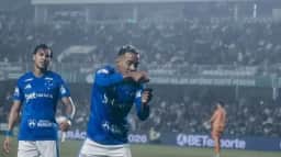 Matheus Pereira brilha e Cruzeiro vence o Coritiba por 1 a 0 no Couto Pereira