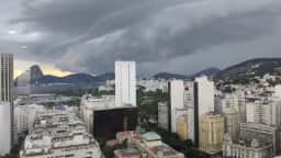 Frente fria avança pelo Sudeste e causa mais de 133 mil imóveis sem energia no Rio de Janeiro