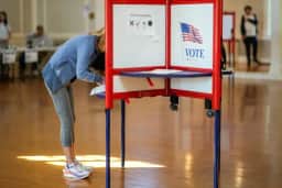 Democratas adotam estratégia de apoiar independentes para aumentar chances no Senado dos EUA em 2026