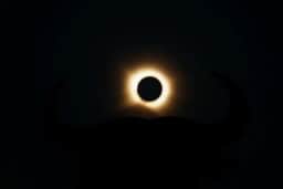 Eclipse solar total encanta observadores em regiões do Hemisfério Norte nesta quarta-feira