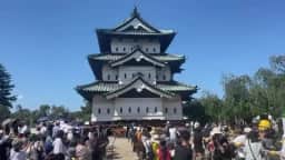 Centenas de voluntários movem torre de castelo de 400 toneladas em Hirosaki, Japão