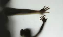 Companheiros e ex-companheiros representam 79,8% dos autores de feminicídio no Brasil em 2025