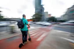 Cair de patinete elétrico pode causar mais lesões cerebrais do que em motocicletas, aponta estudo
