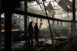 Drones da Rússia causam morte de pelo menos 14 em shopping ucraniano
