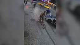 Segurança suspeito de linchamento de ciclista no RJ chega à delegacia montado na bicicleta da vítima