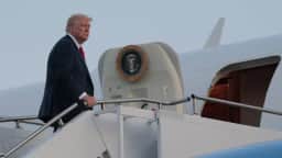 Trump é transferido secretamente para jato militar após ameaça a Air Force One na Turquia