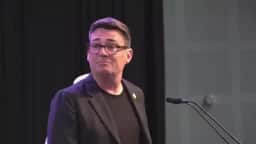 Andy Burnham troca mensagens com impostor se passando por assessora de Trump e gera polêmica