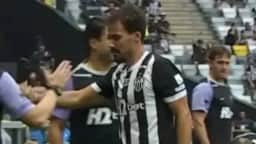 Igor Gomes deixa campo sentindo dores no pé durante Atlético-MG x Grêmio e gera preocupação no clube
