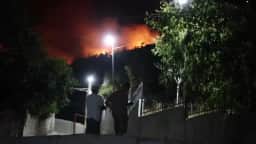 Incêndio florestal em Kruja, na Albânia, leva moradores a evacuarem suas casas