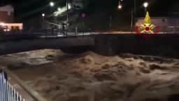 Inundação em Isola di Fondra força evacuação de 250 pessoas devido a risco de deslizamentos