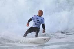 Kelly Slater elimina Gabriel Medina com notas altas e avança para oitavas da WSL no Taiti