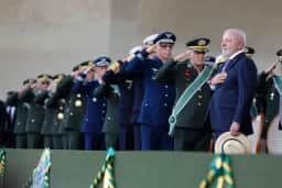 Lula evita perguntas sobre filho durante discurso militar em Brasília