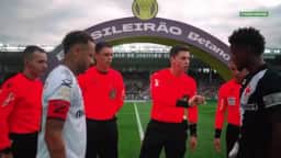 Neymar e Thiago Mendes evitam cumprimento durante protocolo em Vasco x Santos