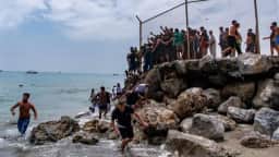 Vídeos virais impulsionam migração em massa para Ceuta, na Espanha