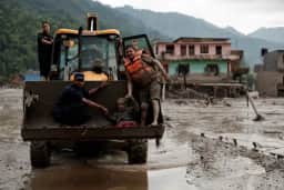 Inundações na fronteira do Nepal e da China deixam 16 mortos e 4.471 desaparecidos