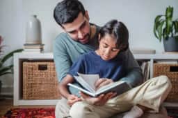 Leitura compartilhada fortalece vínculo entre pais e filhos, revela estudo de 2026