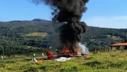 Avião faz pouso de emergência com paraquedas em Mateus Leme, MG, após pane e incêndio