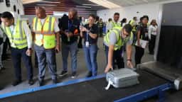 Aeroporto Bolivar reabre com capacidade reduzida após terremotos