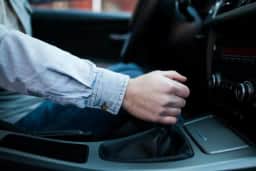 Cinco hábitos ao dirigir que podem danificar seu carro e impactar seu bolso