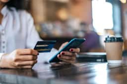 Banco digital ou tradicional: quais fatores além das tarifas influenciam sua escolha?