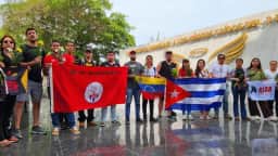 Ativistas estrangeiros homenageiam vítimas de terremoto e ataque americano àVenezuela em Caracas