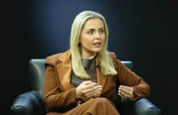 Clariana Barão critica STF e defende reforma judicial em entrevista