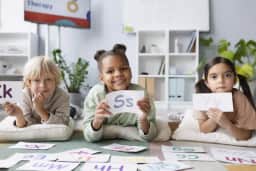 Estudos de 2026 mostram como o bilinguismo transforma o cérebro infantil e melhora habilidades