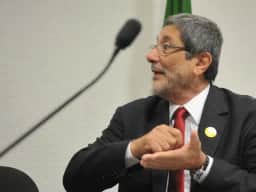 Lula defende imposto sobre super-ricos em programa de governo