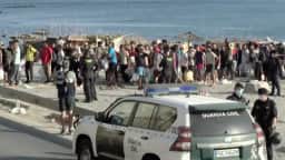 Autoridades removem milhares de migrantes da praia em Ceuta após operação massiva