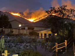Incêndios florestais devastam Reno com evacuação de milhares