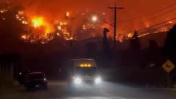 Incêndio florestal força milhares a evacuar regiões vinícolas da Colúmbia Britânica