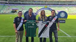Marcos Lamacchia veste camisa do Vasco e posa com Admar Lopes em jogo contra o Palmeiras