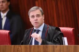 Moraes determina suspensão de impulsionamento de vídeo que liga Lula ao Banco Master e INSS