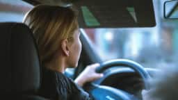 Cresce taxa de mulheres acima de 50 anos em busca de autonomia no universo automotivo