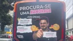 João Pedro Rodrigues estampa o rosto em ônibus de BH para tentar encontrar uma namorada