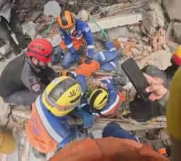Brasileiros resgatam cachorra Meli após 100 horas sob escombros de terremoto na Colômbia