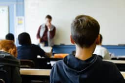 Seis em cada dez alunos do ensino médio terminam com aprendizado abaixo do básico, aponta pesquisa
