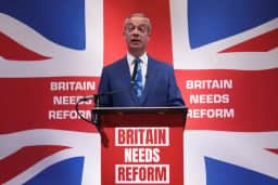 Nigel Farage reassume assento no parlamento britânico após vitória em Clacton com 22.239 votos