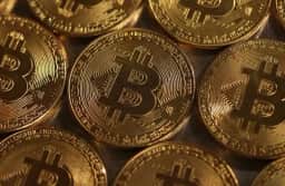 Bitcoin sobe 1,16% com impulso de ETFs e analistas apontam recuperação na demanda