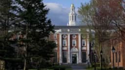 Harvard inicia testes de terapia experimental para tratar doença de Creutzfeldt-Jakob em 2026