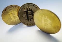 Bitcoin cai 1,79% em meio à cautela do mercado por desdobramentos do conflito no Oriente Médio