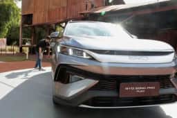 Vendas de carros chineses caem 20% em julho, enquanto exportações crescem 88%